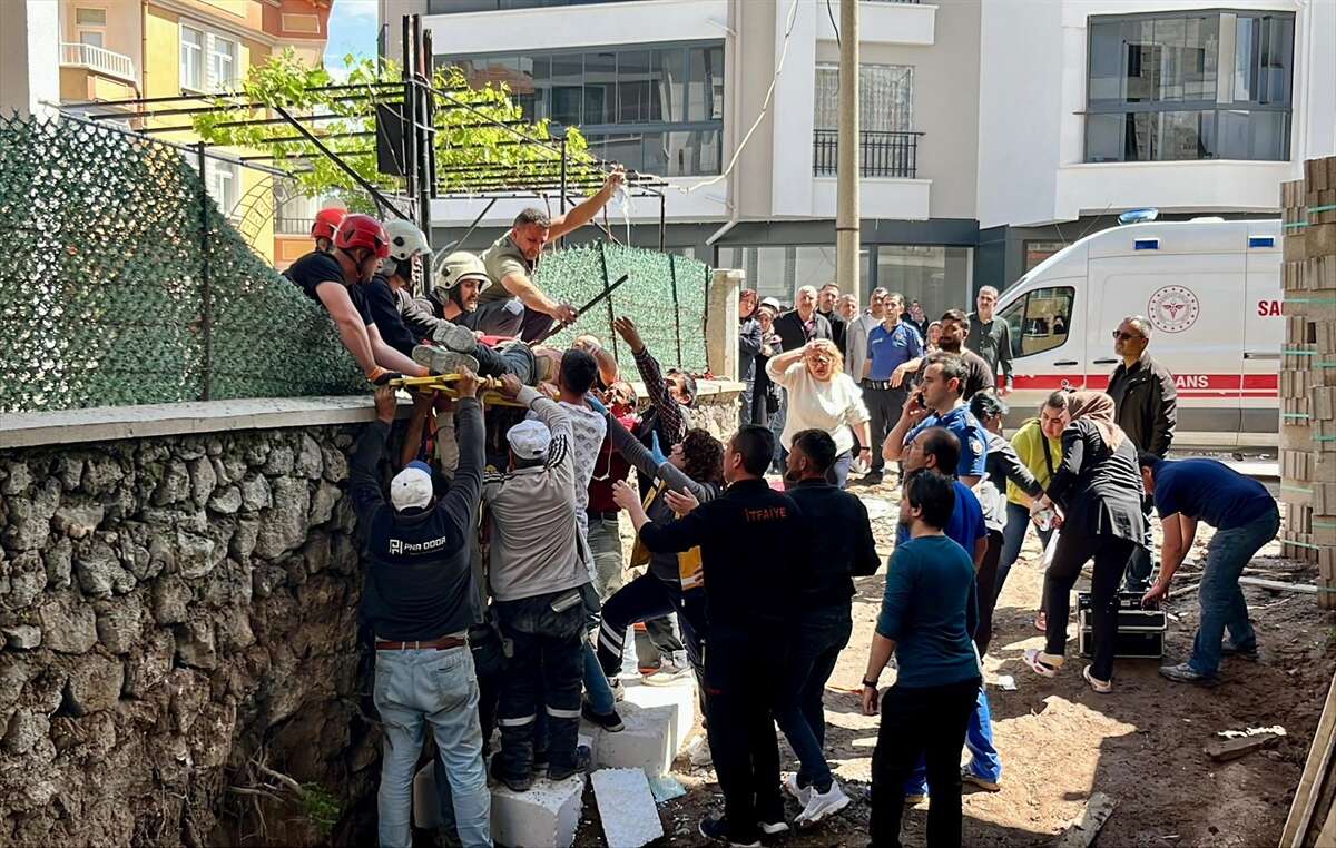 İnşaattan düşen işçinin sırtına demir saplandı! Durumu ağır 12